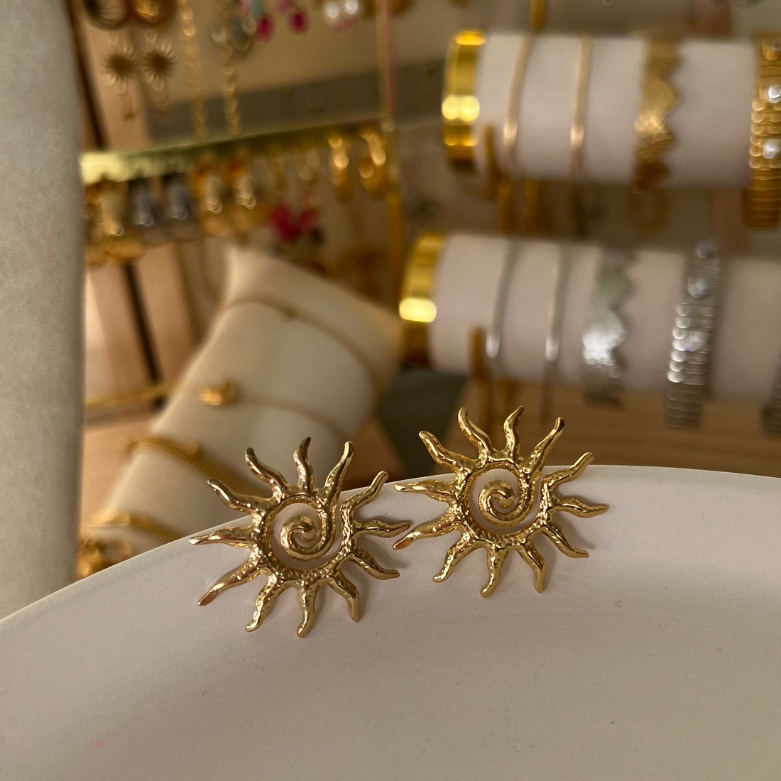 Hoe kies ik oorbellen bij een korte bob?