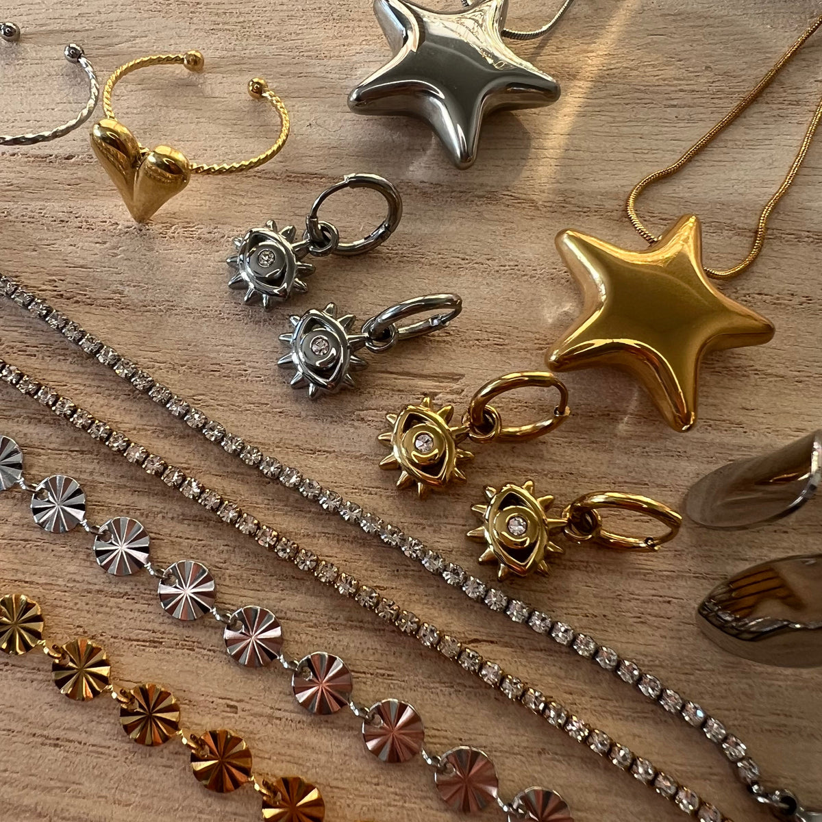 Minimalistische sieraden combineren met statement pieces