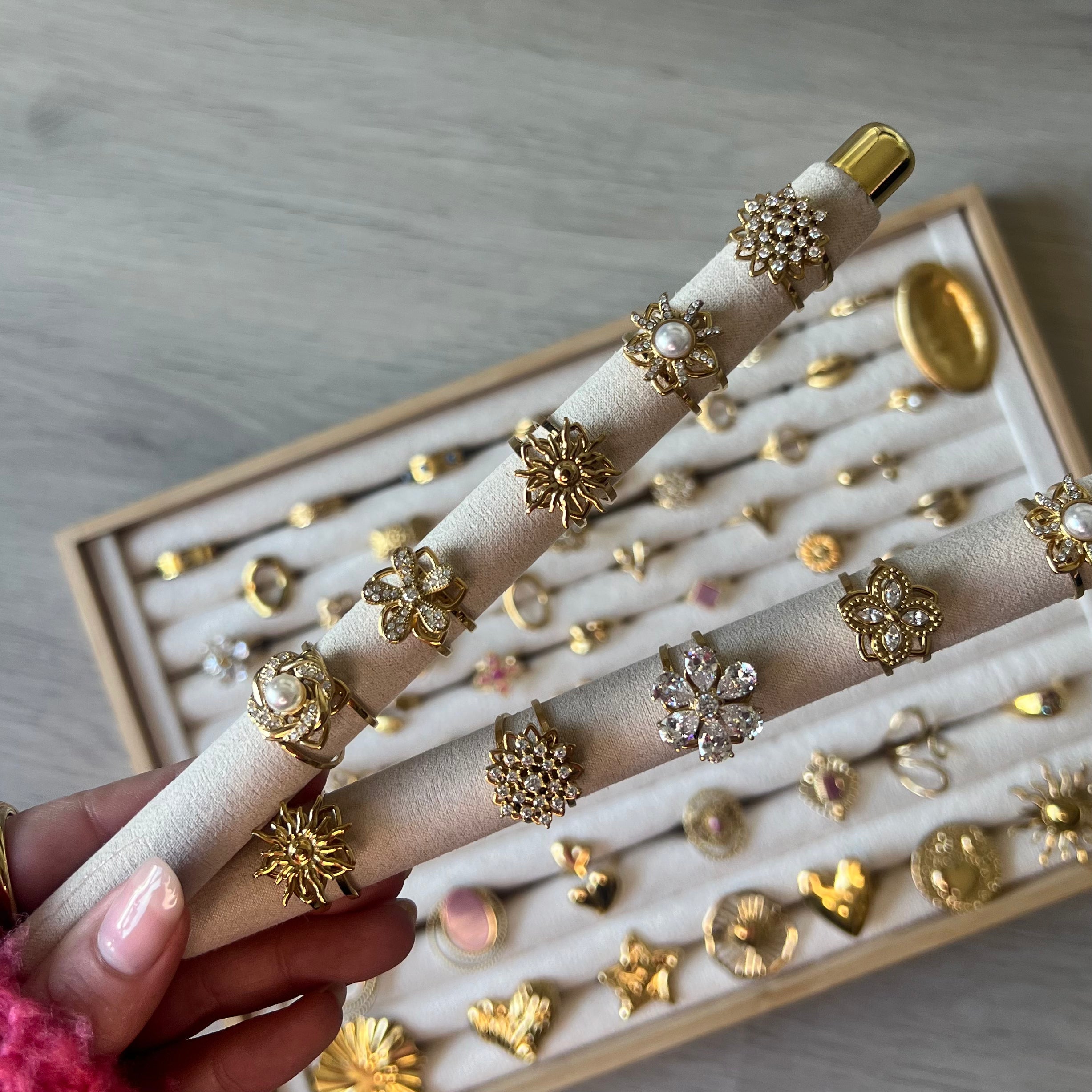 Anti-stress ring vs fidget toy: wat is het verschil en hoe helpt een fidget ring bij stress?