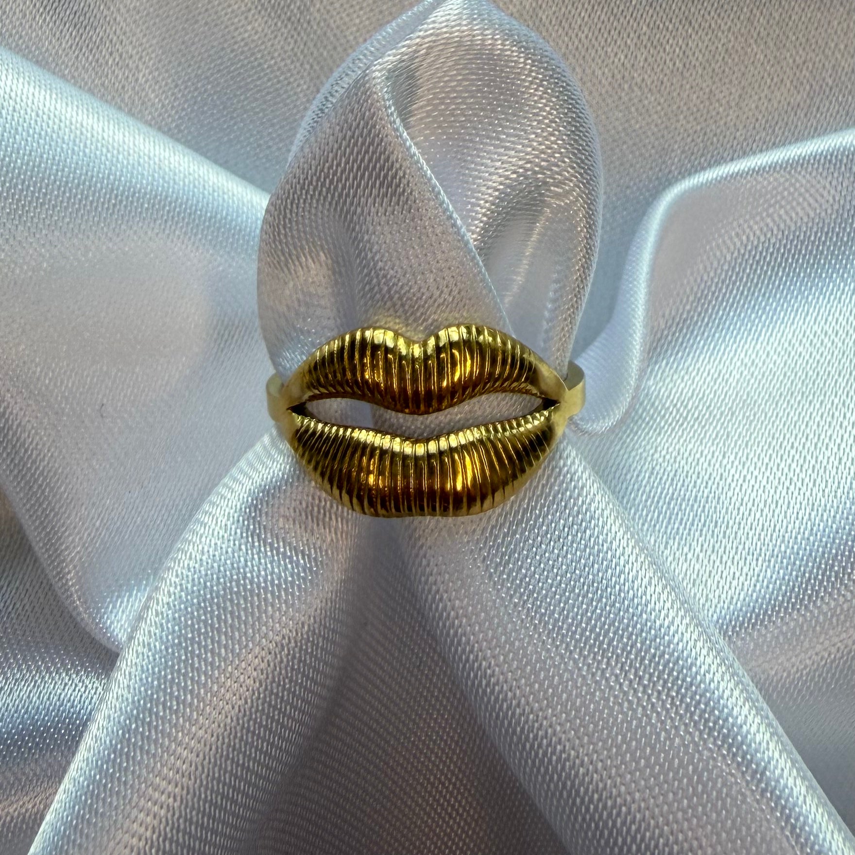 Kiss | Ring